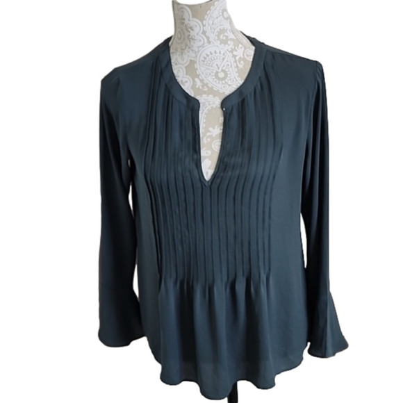 Ann Taylor Green pintuck pleat 3/4 bell sleeve top, size XS - Picture 1 of 8